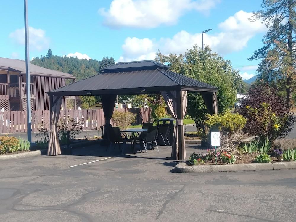 Oakridge Inn & Suites Eksteriør billede