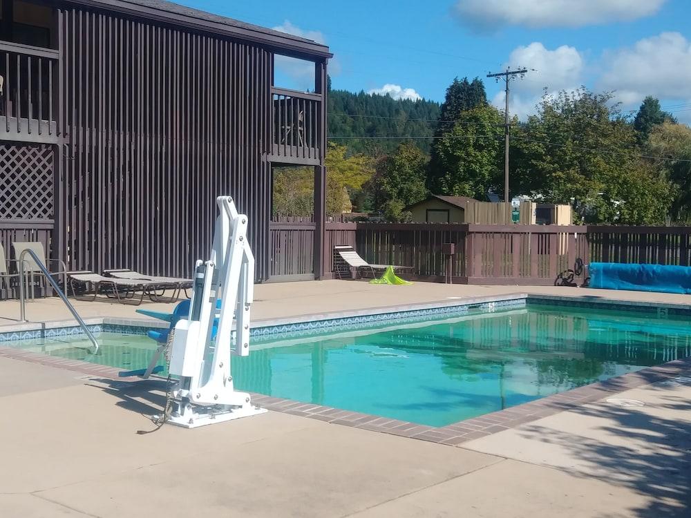 Oakridge Inn & Suites Eksteriør billede