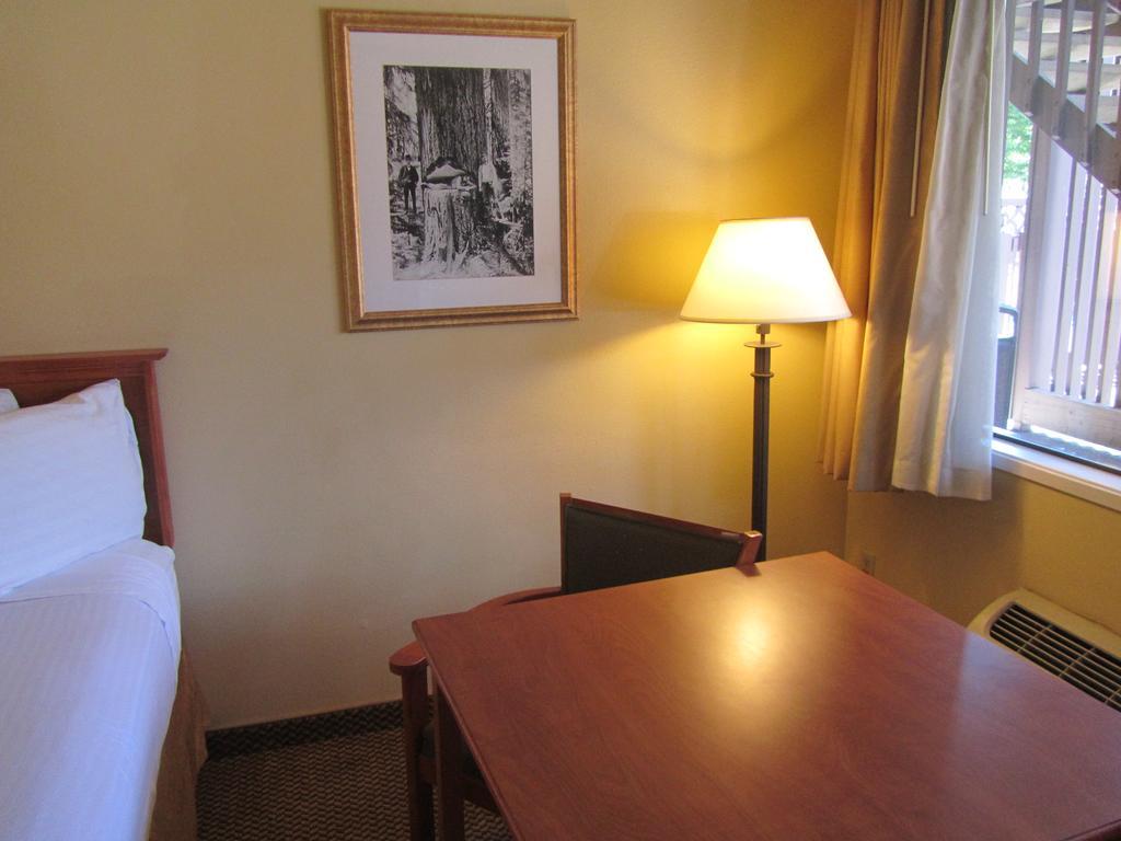 Oakridge Inn & Suites Eksteriør billede