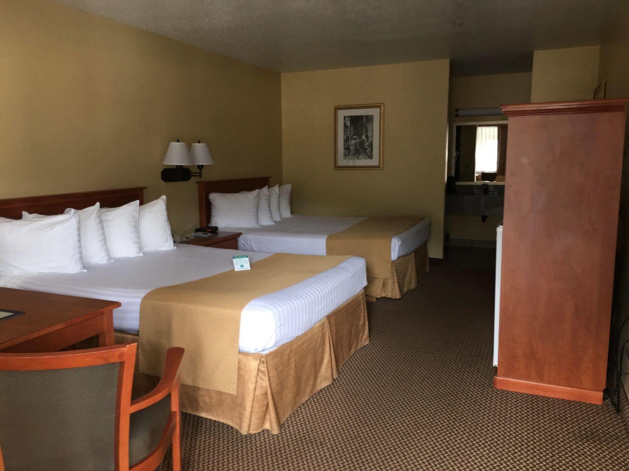 Oakridge Inn & Suites Eksteriør billede